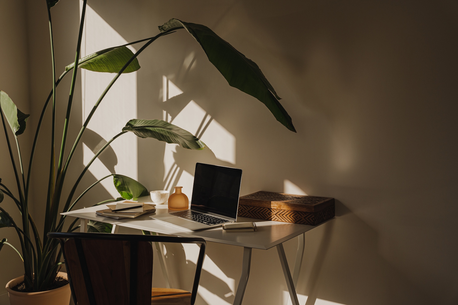 Luz natural tenue en un escritorio